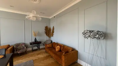Salon z brazowa sofa i lampa