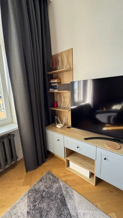 Szafka RTV z polkami